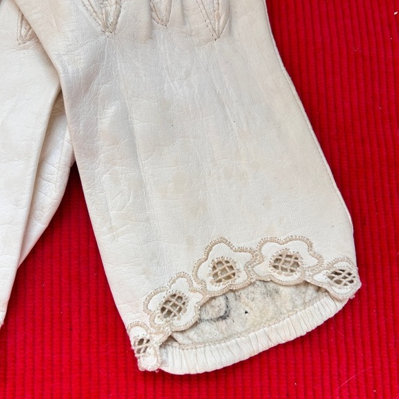 Vintage 50s 60s Goatskin Leather Gloves with Embroidered Trim – Cream – Small - Picture 4 of 7